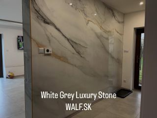 Premena chodby na elegantný vstup do domova! Náš klient si pomocou integrovaného mramorového Flexi panelu od @walf.sk...